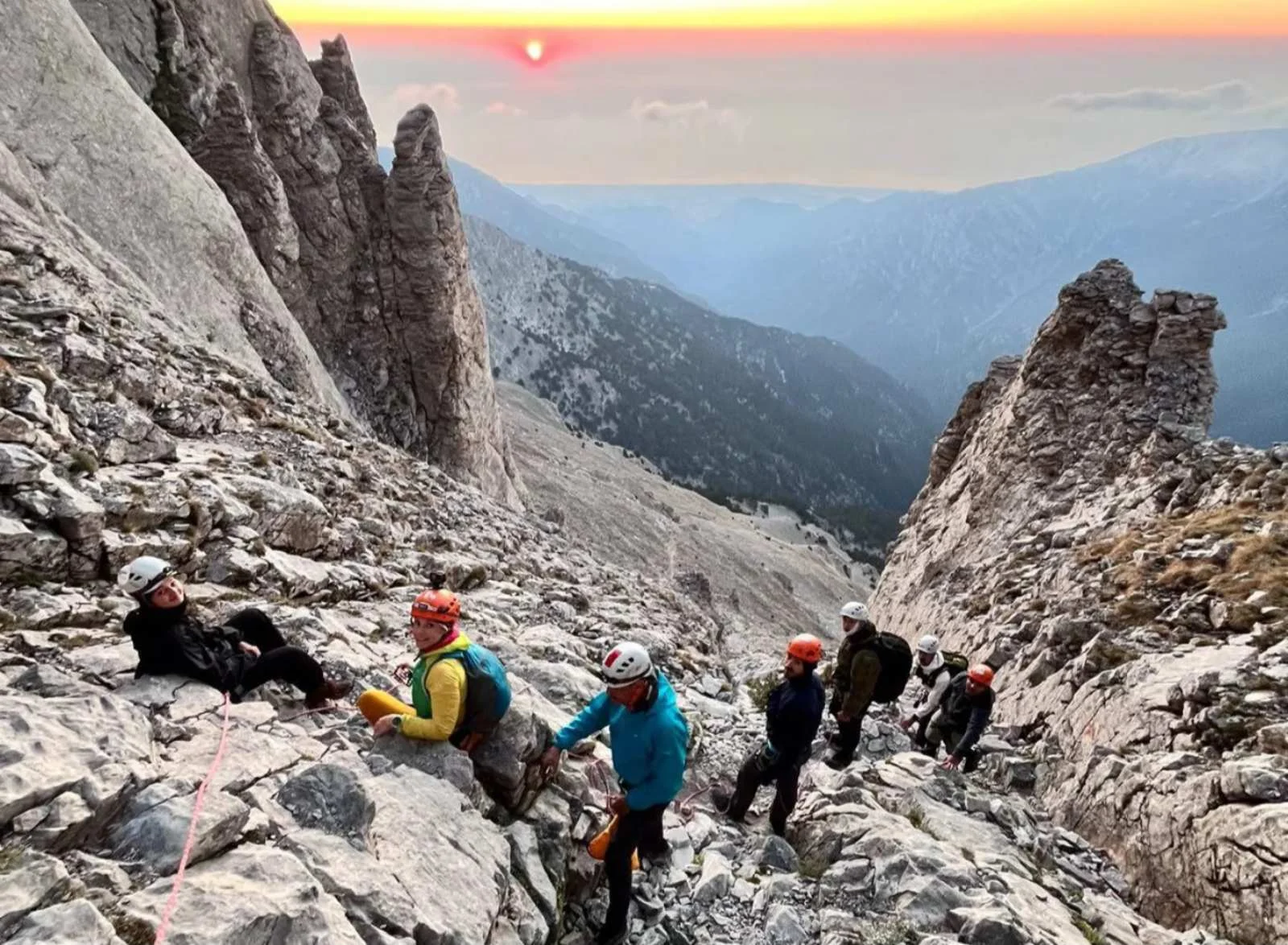 Ομάδα της Discovery Trail σε ανάβαση στον Όλυμπο, με θέα τις κορυφές στο ηλιοβασίλεμα
